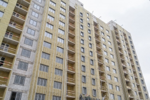 Ведется обустройство фасада новостройки по реновации в Отрадном