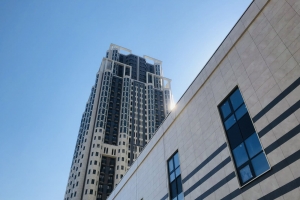 Во дворе проблемного ЖК «Академ Палас» уложен первый слой асфальта