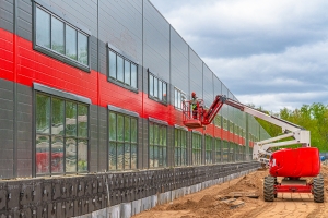 Закончено остекление отстойно-ремонтного корпуса в электродепо «Столбово»