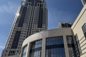 На 95% выполнена установка металлических ограждений на территории проблемного ЖК «Академ Палас»