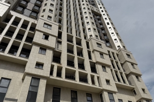 Завершен монтаж металлических ограждений во входных группах проблемного ЖК «Академ Палас»