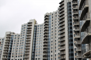 В проблемном ЖК «Квартал Триумфальный» стартовали фасадные работы на первом и коммерческом этажах