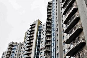 Во второй секции проблемного ЖК «Квартал Триумфальный» смонтировали лифтовые направляющие