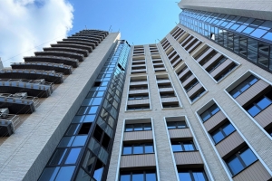 Начался монтаж лифтовых кабин в пятой секции проблемного ЖК «Квартал Триумфальный»