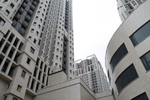 Рампу в стилобате проблемного ЖК «Академ Палас» начали покрывать полимером