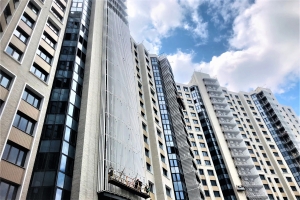 Во всех секциях проблемного ЖК «Квартал Триумфальный» началась облицовка стен керамогранитом в МОП