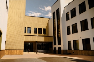 Собянин: школу с ИТ-полигоном и бассейном построили в Коммунарке