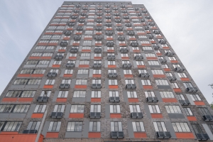 Около 460 москвичей заключили договоры на квартиры по реновации в доме на Базовской улице