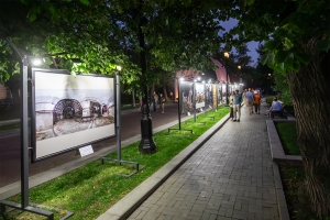 Фотовыставка «Свет и тень московского метро» открылась на Тверском бульваре