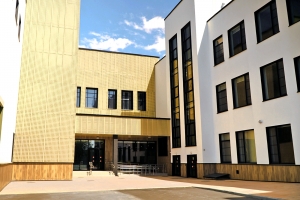 Два образовательных комплекса, школу и три детсада построили в ТиНАО с января по июль