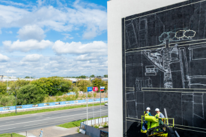 Завершается создание первого мурала с героями сказок на фасаде образовательного центра в Марьине