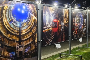 Фотовыставка в честь Дня метростроителя открылась на Тверском бульваре