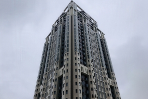 На всех рампах проблемного ЖК «Академ Палас» установили приборы освещения