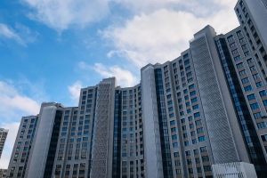 В проблемном ЖК «Квартал Триумфальный» завершен монтаж лифтовых порталов