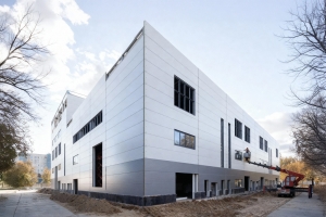 Фасады промышленного парка в районе Люблино облицуют тончайшими панелями из металла