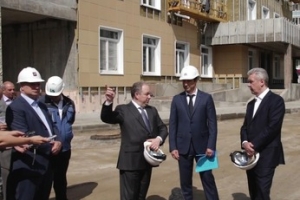 Осмотр хода строительства детско-взрослой поликлиники в Юго-Восточном округе Москвы. С. Собянин, М. Хуснуллин