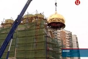 Золотые купола украсили новый храм на северо-западе Москвы (Телеканал "ТВ Центр")