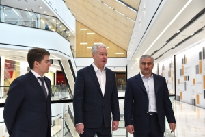Осмотр многофункционального торгового центра Avenue South West. С. Собянин