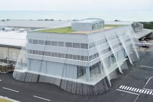 Кенго Кума: в Японии мы обернули здание карбоновым плащом, чтобы защитить от землетрясений