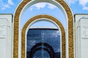 Одна из первых достопримечательностей ВДНХ: арка северного входа открылась после реставрации