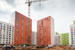 Яркие фасады и дворы без машин: дом новой серии достраивают в ТиНАО