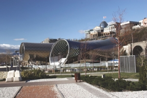 Здание-«перископ» в Тбилиси строили шесть лет