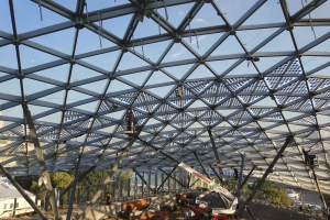 150 солнечных батарей установили на «стеклянной коре» в «Зарядье»