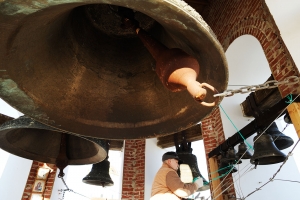 На храм в честь святителя Спиридона подняли большой колокол