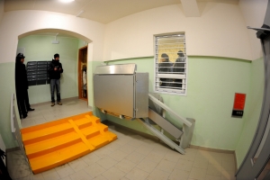 В жилых домах Москвы установят 21 подъемник для маломобильных людей