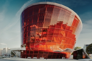 Здание-янтарь, дом-матрешка и гольф-клуб из стекла – в фотоленте