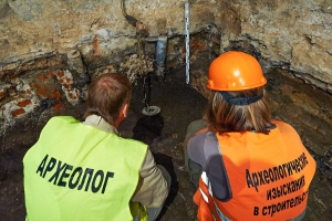 Изразец и крест XVI века нашли при раскопках в районе Маросейки