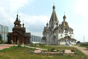 Восемь куполов увенчают храм Константина и Елены в районе Митино