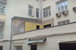 Пресечено незаконное возведение пристройки у жилого дома в Басманном районе