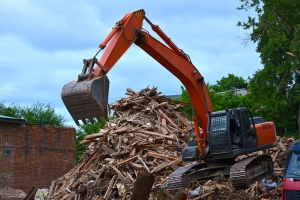 Суды вынесли решения о сносе или восстановлении более 170 аварийных объектов за три года