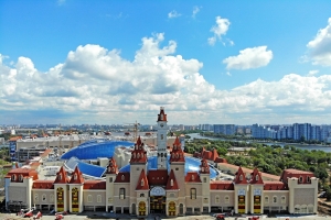 Аттракционы, тематические кафе и улочки Барселоны на «Острове Мечты»: фотолента