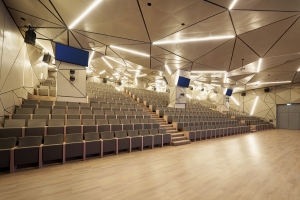 У Сбербанка появилась штаб-квартира с фитостенами и стеклянным мостом