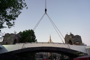 В Московском зоопарке установили пролетное строение нового моста