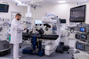 Гибридная операционная работает во флагманском центре ГКБ им. Вересаева