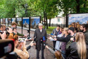 Фотовыставка «Храму быть» открыта на Гоголевском бульваре