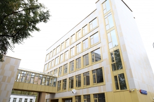 Идет благоустройство территории учебного корпуса в районе Ховрино