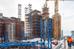 35-метровые колонны-«ножки» монтируют в ЖК на набережной Тараса Шевченко