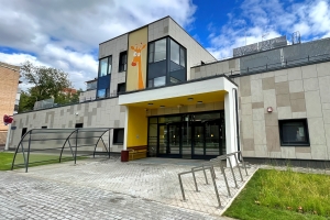 Изображения жирафа, петуха и динозавра украсили детский сад в районе Аэропорт