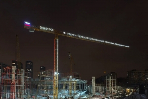 Строительные краны в Москве впервые украсили к Новому году