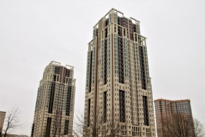 На подземных этажах в паркинге проблемного ЖК «Академ Палас» завершена стяжка полов