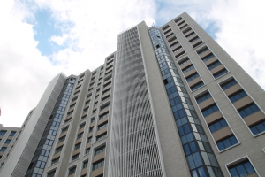 Во дворе проблемного ЖК «Квартал Триумфальный» уложили тротуарную плитку на пешеходных дорожках