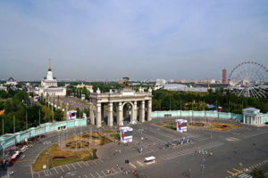 На ВДНХ открылась фотовыставка ко Дню строителя