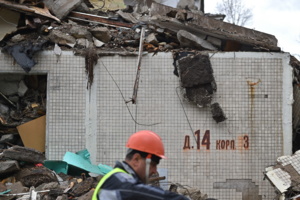 Строители сносят пятиэтажку на Малой Филевской улице