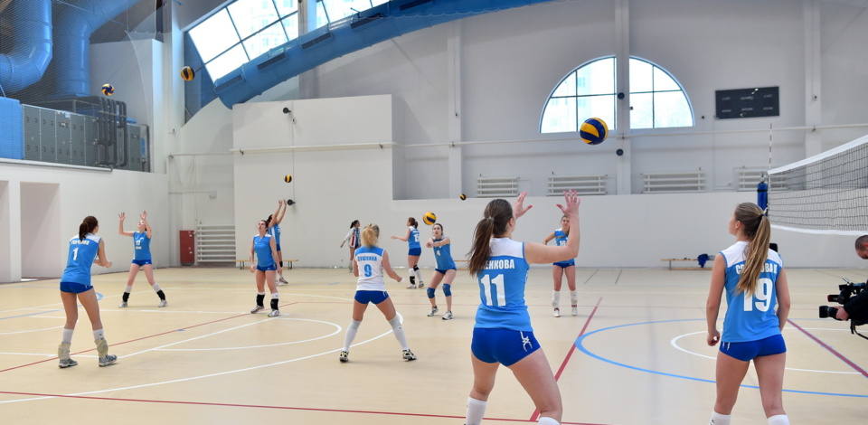 Русволей школа волейбола. Спортивные волейболистки в зале. Волейбол в спортивной школе. Секция волейбола иркутск. Волейбол в школе.