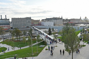 Навигацию в «Зарядье» изменили из-за большого числа посетителей