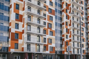 Собянин осмотрел построенный по программе реновации дом в Гольянове